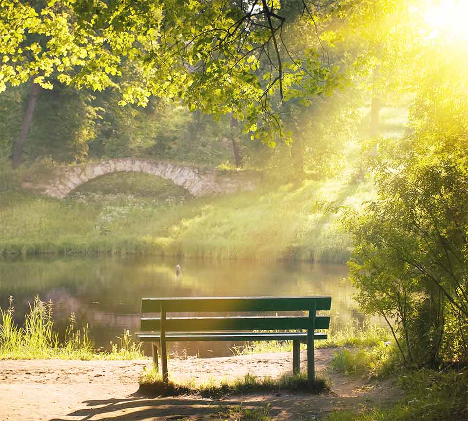 Bank mit Blick auf Brücke Ausblick in die bessere Zukunft